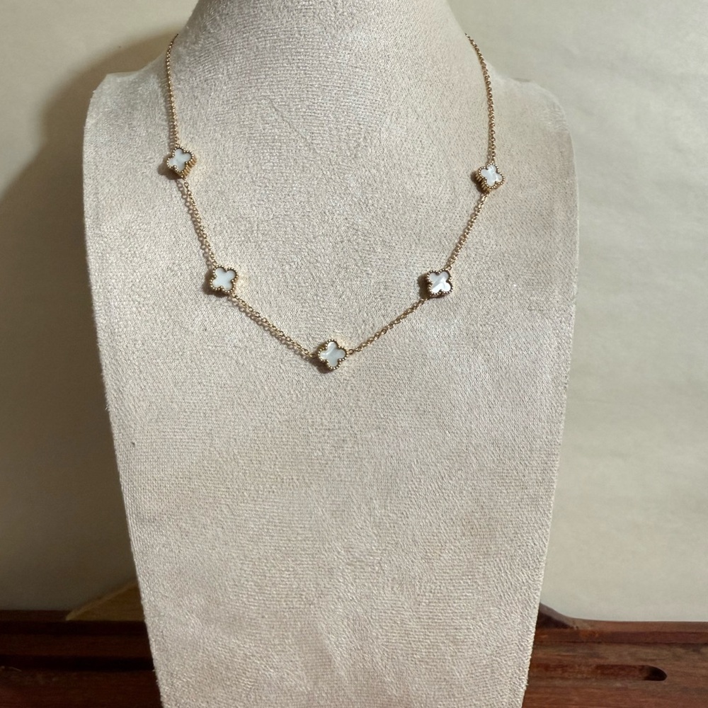 NWT Women’s Gold Stainless Steel 5 White Motif Necklace Minimalist Clover Gift - Picture 4 of 10